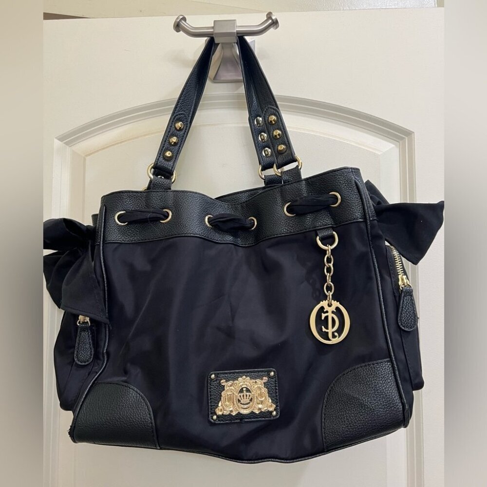 Juicy Couture bag in very good pre owned condition. Measures 13”x11”x5” y2k